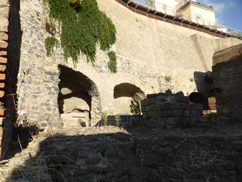 Herculaneum, September 2015. Looking north-east on west side of four-sided arch.